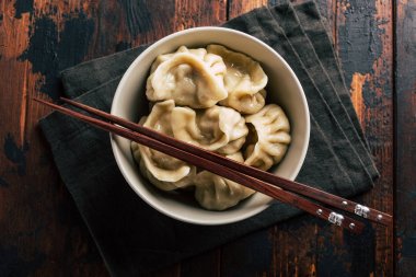 Taze haşlanmış köftekapatın. Rustik eski vintage ahşap arka plan Üzerinde Çin gıda