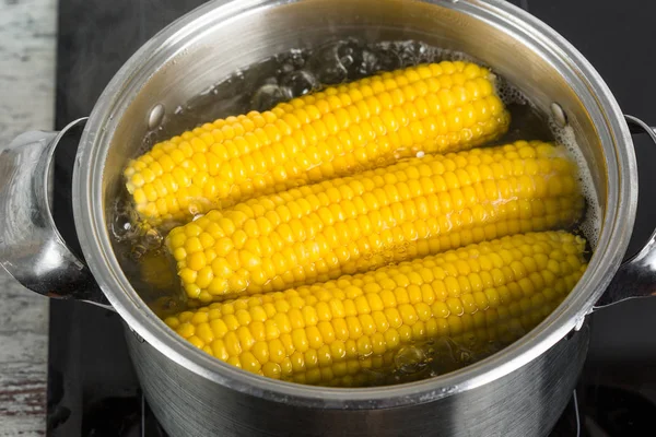 Milho Cozido Espiga Panela Com Água Fervente Close — Fotografia de Stock