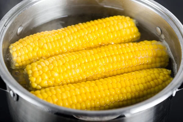 Milho Cozido Espiga Panela Com Água Fervente Close — Fotografia de Stock