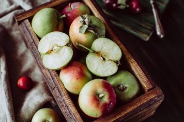 Ahşap bir kutu içinde ev yapımı olgun bahçe elma
