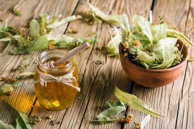 Kokulu ıhlamur balı, kil bardakta kurutulmuş çiçekler, alternatif tıp