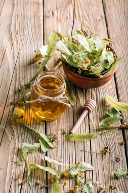 Kokulu ıhlamur balı, kil bardakta kurutulmuş çiçekler, alternatif tıp