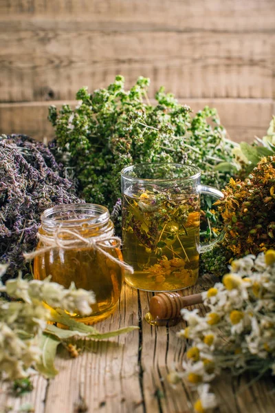 Μέλι Λουλουδιών Ένα Γυάλινο Βάζο Συγκομιδή Άγριων Φαρμακευτικών Βοτάνων — Φωτογραφία Αρχείου