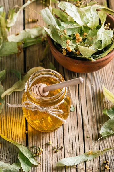 Doftande Lind Honung Torkade Blommor Lerkopp Alternativ Medicin — Stockfoto