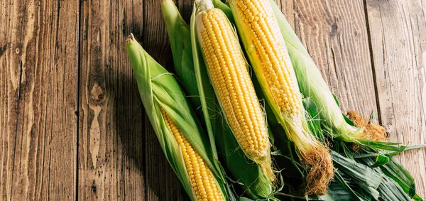 Frischer Mais Auf Dem Maiskolben Auf Hölzernem Hintergrund Langes Banner — Stockfoto