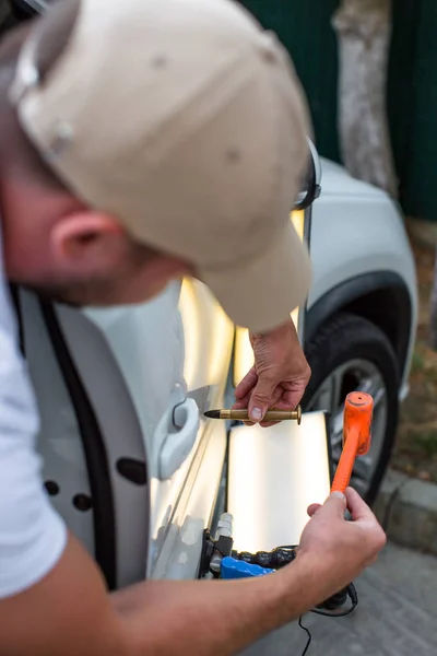 Repareren Van Auto Dent Het Ongeval Door Pijnloze Dent Repair — Stockfoto