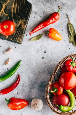 Bir taş arka plan üzerinde gıda çerçeve, sebze, domates, biber, sarımsak