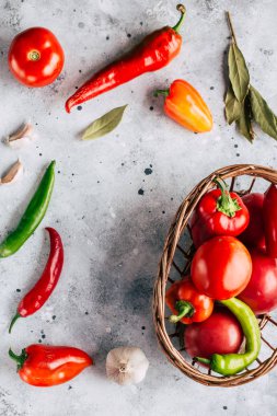 Bir taş arka plan üzerinde gıda çerçeve, sebze, domates, biber, sarımsak
