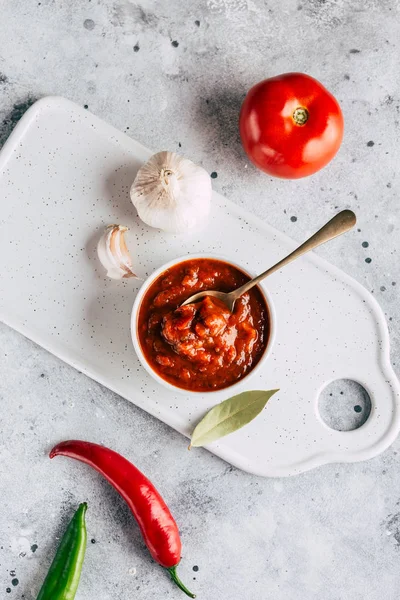 Adjika Sauce Tomate Épicée Collation Aux Légumes Sur Fond Pierre — Photo