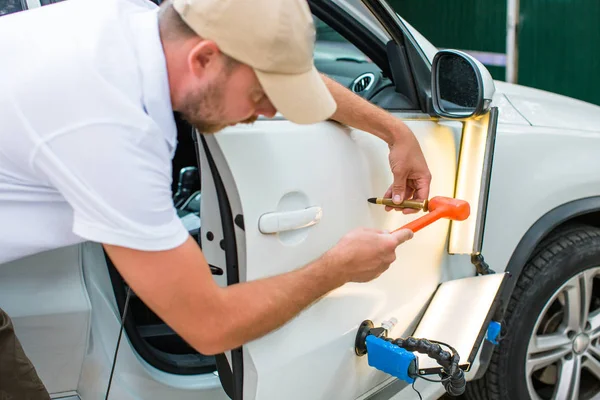 Repareren Van Auto Dent Het Ongeval Door Pijnloze Dent Repair — Stockfoto