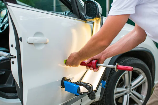 Repareren Van Auto Dent Het Ongeval Door Pijnloze Dent Repair — Stockfoto