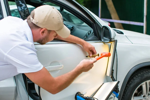 Reparera Bil Buckla Efter Olyckan Genom Paintless Buckla Reparation — Stockfoto