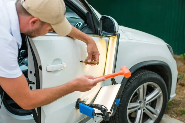 Repareren Van Auto Dent Het Ongeval Door Pijnloze Dent Repair — Stockfoto