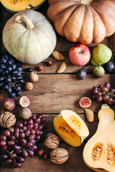 Nahrungsrahmen Herbstgemüse Kürbis Trauben Feigen — Stockfoto