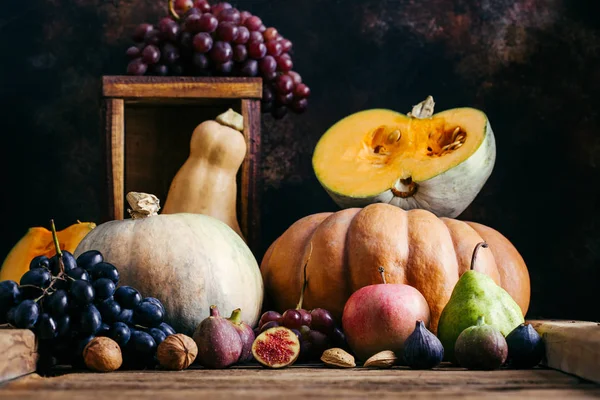 Осенние Овощи Деревянном Фоне Тыква Виноград Инжир Орехи — стоковое фото