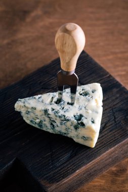 Tahta tahtada mavi peynirin yakın çekim