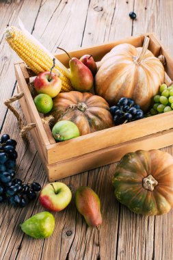 Sonbahar sebze ve meyve ahşap bir arka plan üzerinde bir kutu içinde