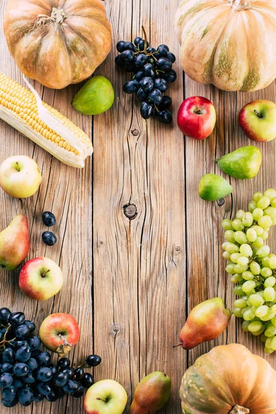 Nahrungsrahmen Herbstgemüse Und Obst Auf Hölzernem Hintergrund — Stockfoto