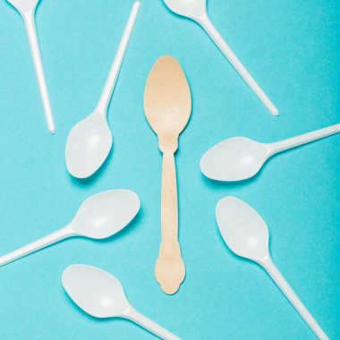 Çevre yemekleri, ahşap ve plastik kaşıklar