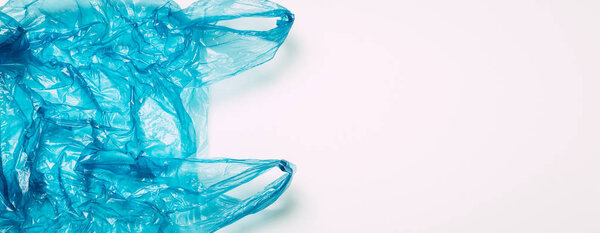 Голубой пластиковый пакет на белом фоне
