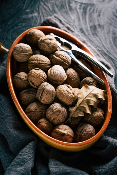 Herbstkonzept Walnuss Auf Dunklem Hintergrund — Stockfoto