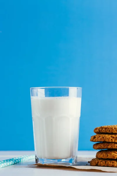 Leite Fresco Biscoitos Saborosos Fundo Azul — Fotografia de Stock