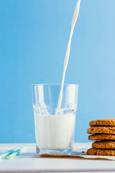 Leite Fresco Biscoitos Saborosos Fundo Azul — Fotografia de Stock