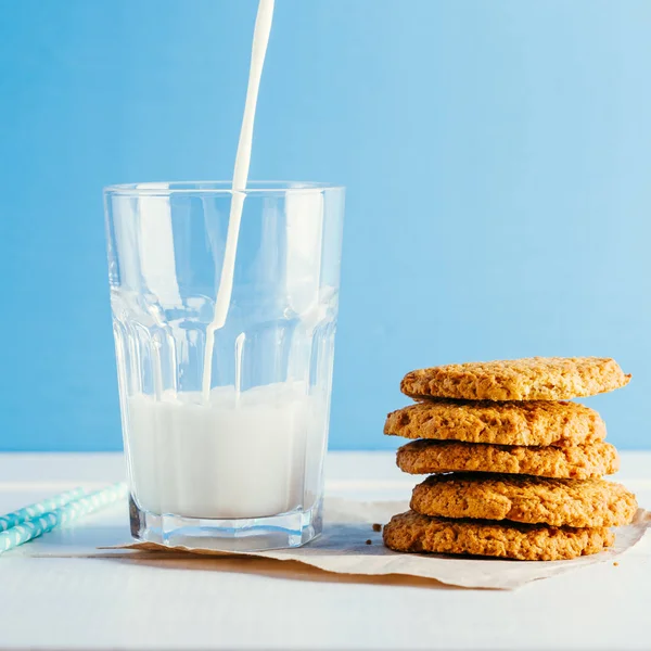 Φρέσκο Γάλα Και Νόστιμα Μπισκότα Μπλε Φόντο — Φωτογραφία Αρχείου
