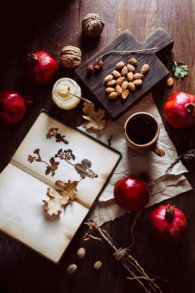 Kış Konsepti Eski Bir Kitap Çay Nar Fındık — Stok fotoğraf
