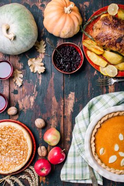Hindi, balkabağı ve elmalı turta ile Şükran Günü yemeği masası.