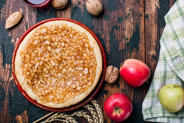 Leckerer Apfelkuchen Auf Einem Holztisch — Stockfoto