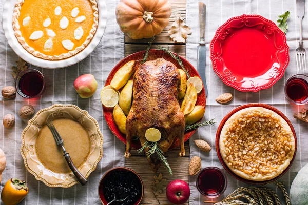 感恩节餐桌 有火鸡 南瓜和苹果派 尽收眼底 — 图库照片