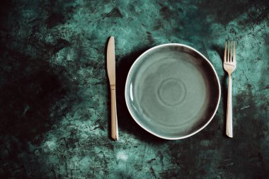 Plaka, bıçak ve çatal yeşil mahsul arkaplan, menü tasarımı