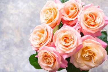 Çiçekli arka plan, bir buket taze gül, yakın plan.