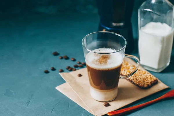 Latte Macchiato Dengan Latar Belakang Biru Lapisan Kopi Cangkir Kaca — Stok Foto