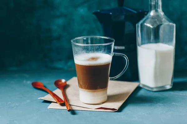 Latte Macchiato Dengan Latar Belakang Biru Lapisan Kopi Cangkir Kaca — Stok Foto