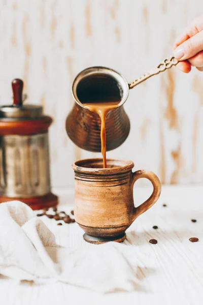 Kopi Dengan Susu Dituangkan Cangkir — Stok Foto