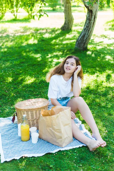 Kız Parkta Çimlerin Üzerinde Dinleniyor — Stok fotoğraf