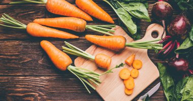 Ahşap zemin üzerinde taze havuç