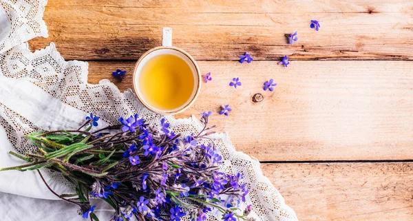 Fundo Madeira Com Buquê Flores Azuis Uma Xícara Chá Bandeira — Fotografia de Stock