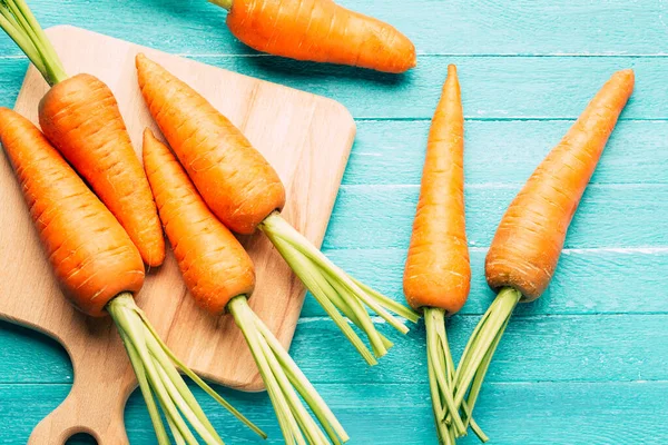 Свежая Морковь Синем Деревянном Фоне — стоковое фото