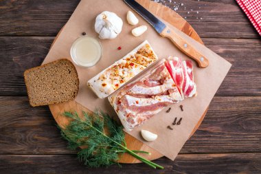 Votka için Rus aperatifi. Domuz yağı ve çavdar ekmeği. Et tabağı. Gıda arkaplanı