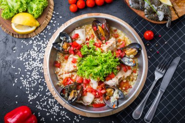 Deniz mahsullü risotto. Pirinçli midye ve karides hazır.