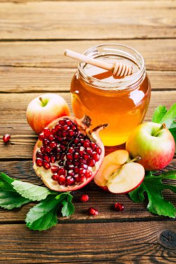 Rosh Hashanah. Yahudi yeni yılı. Tatlım, arkaplanda nar ve elma var..