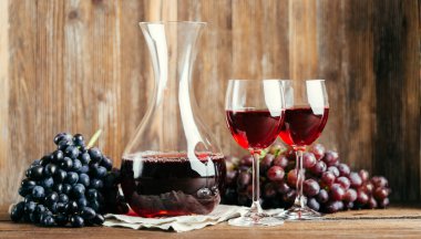 Cam sürahide kırmızı şarap