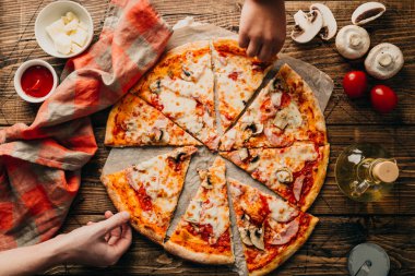 Tahta arka planda pizza.