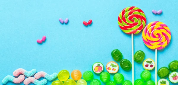 Tatlılar yaratıcı. Mavi arka planda lolipoplar. 