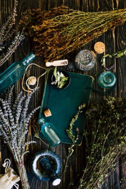 Şifalı bitkilerin hazırlanması. Alternatif tıp. Otantik bitki arkaplanı