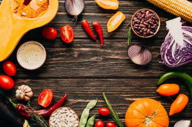 Yemek çerçevesi. Tahta bir arka planda taze sebzeler. Yer Kopyala