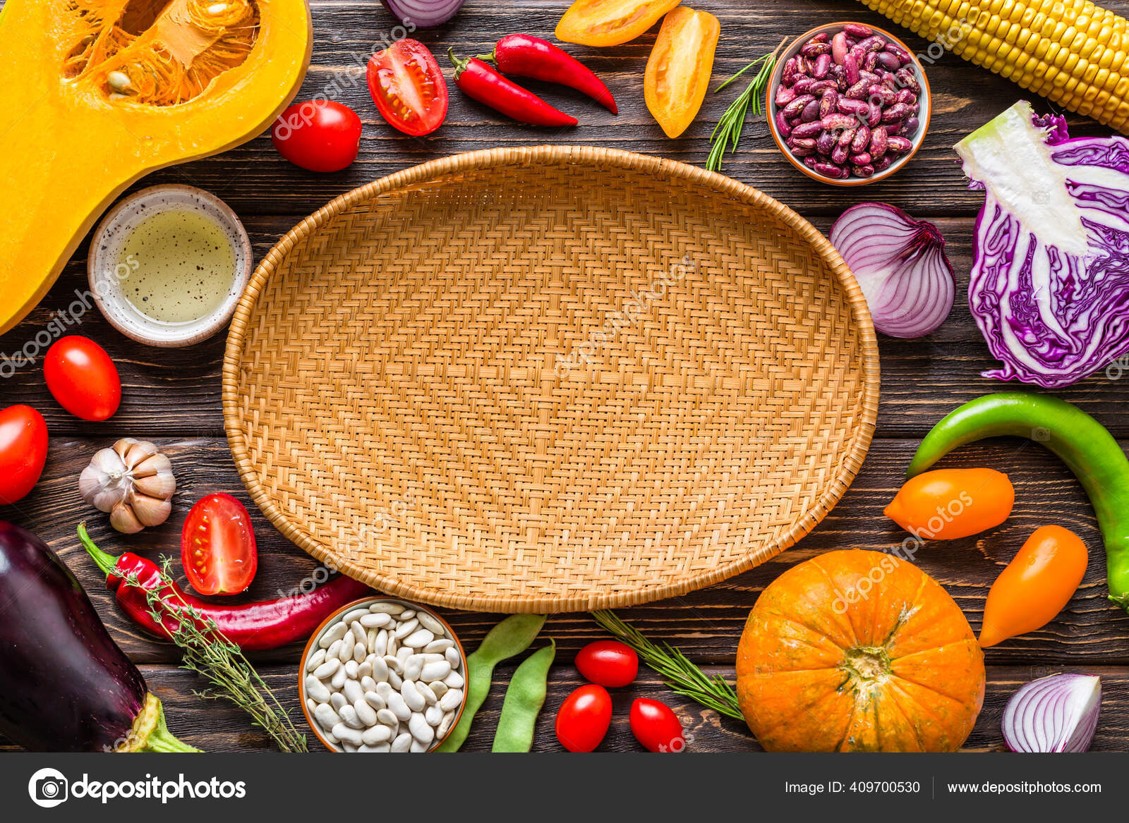 野菜のフレーム 木製の背景にウィッカープレート メニューデザイン コピー場所 ストック写真 C Yakovlevadaria